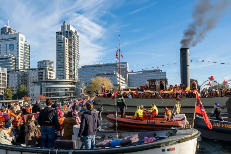 arrival of sinterklaas in amsterdam web