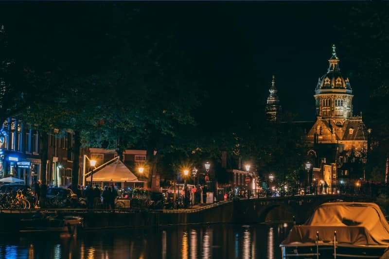 caminar por la noche en Ámsterdam