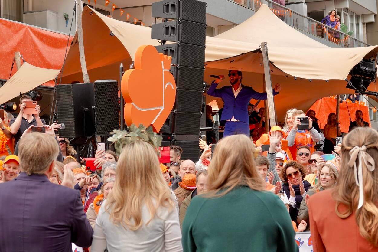 La famille royale et Bouke Scholten lors de Koningsdag 2024